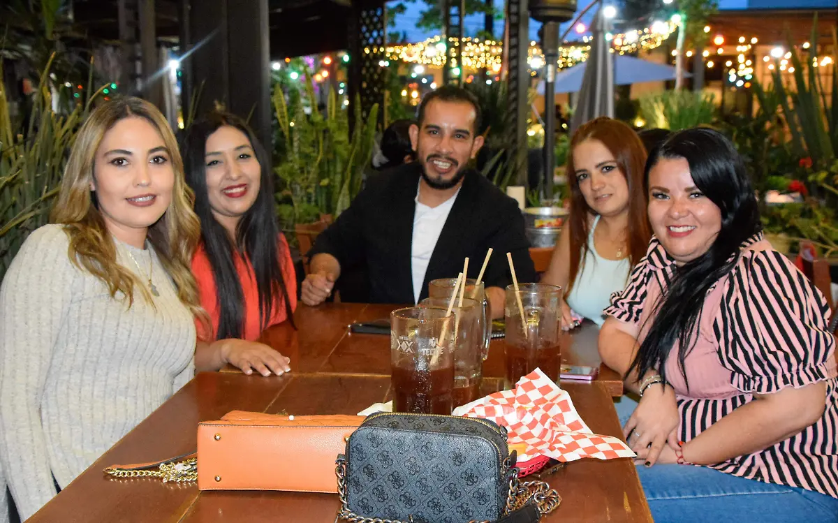 Jóvenes de Paseo por el Distrito Hampton