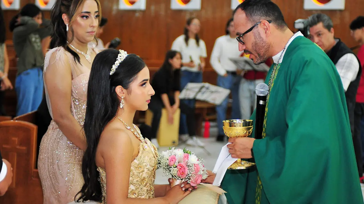 Celebra Alexis Paulina sus dulces 16