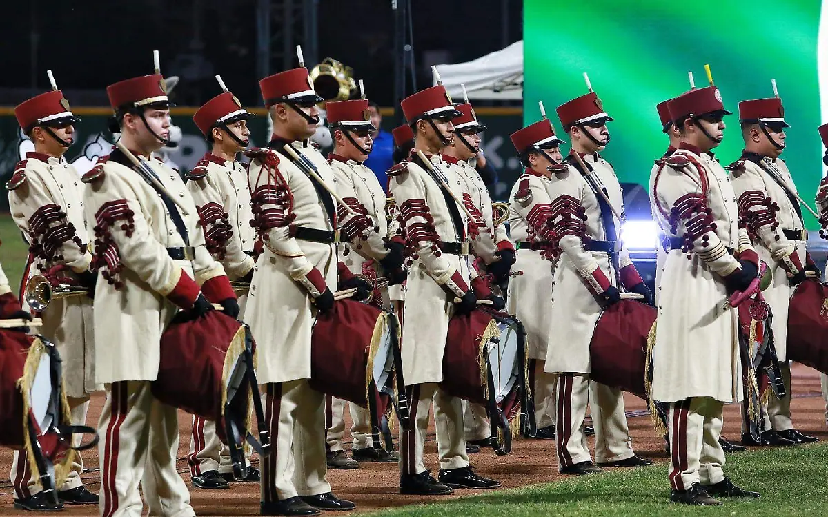 Fiesta guindiblanca arrancó a ritmo de rock de AC DC