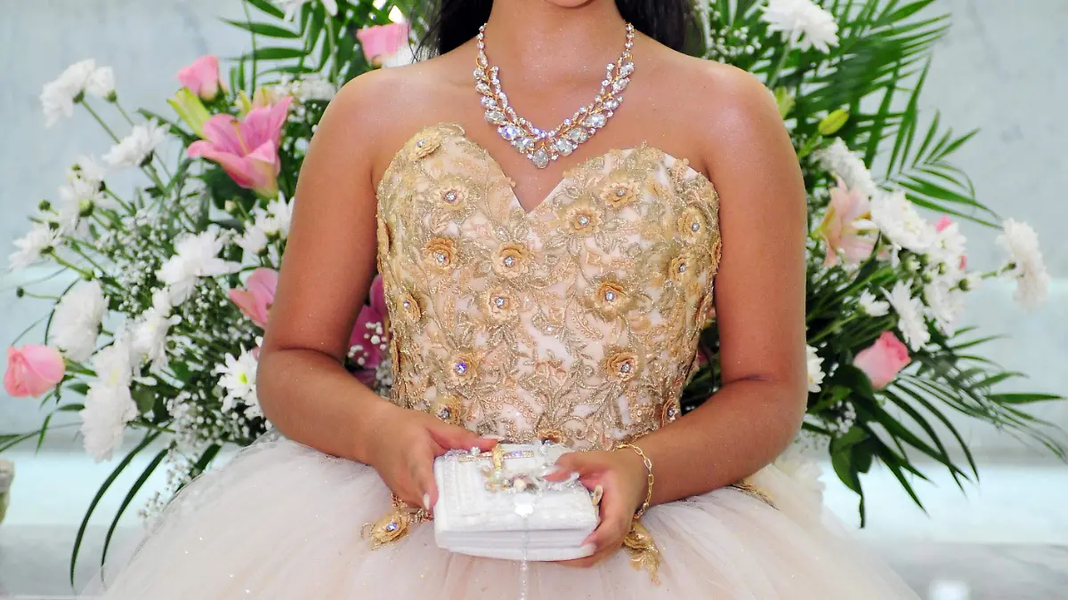 Celebra Alexis Paulina sus dulces 16