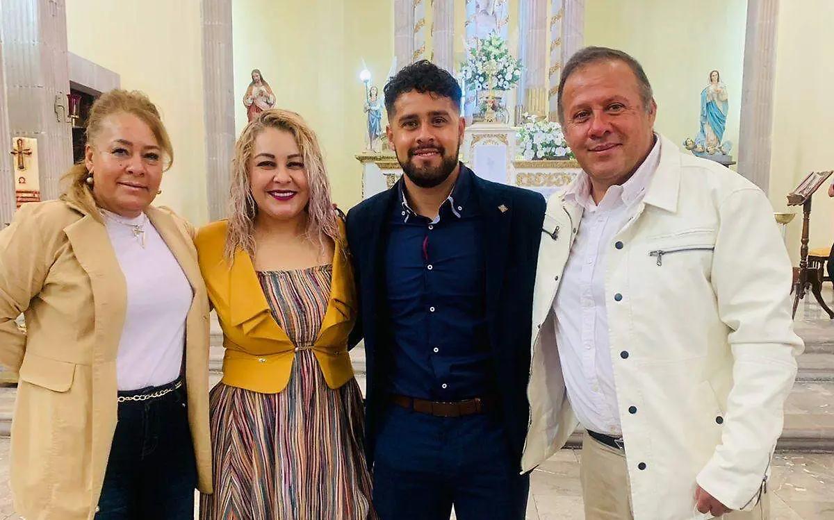 Adrián Ayala se tituló de Licenciado en Psicología