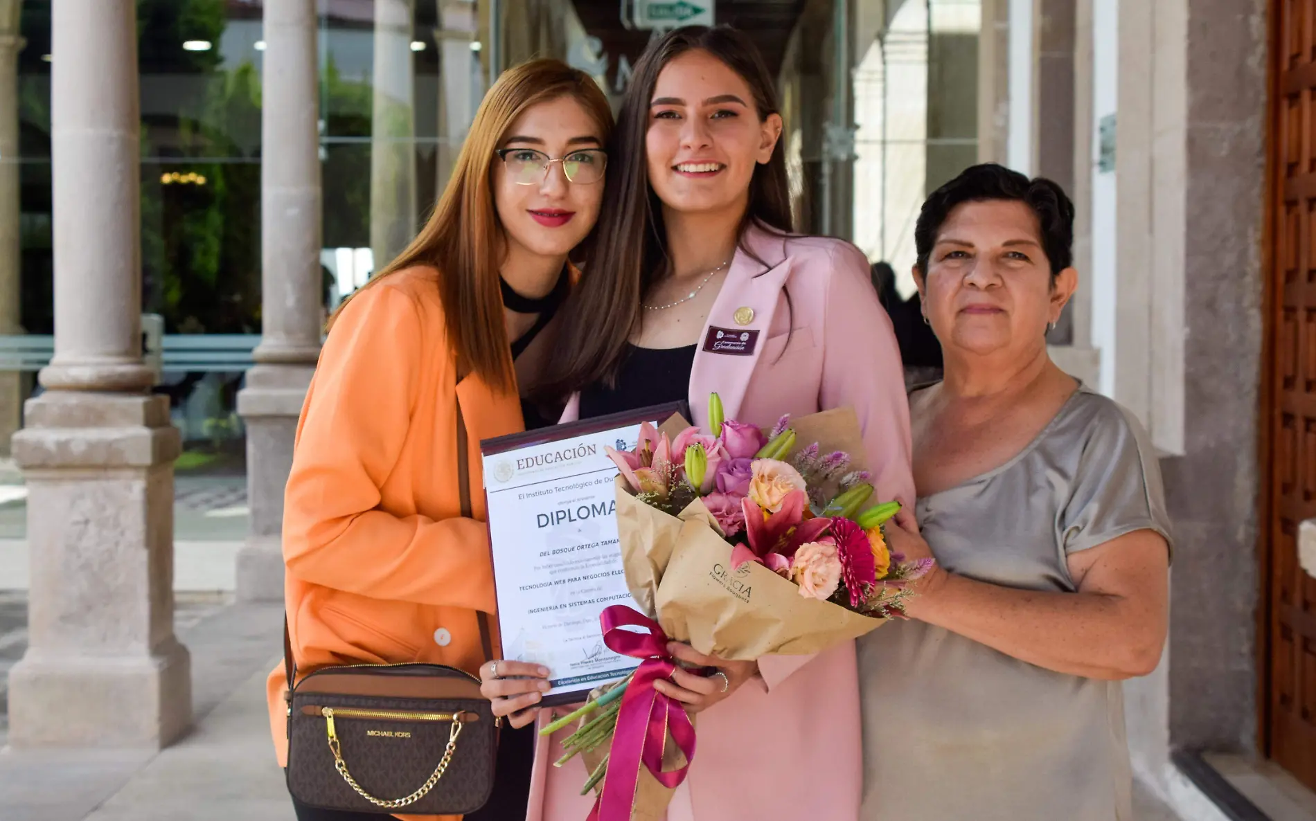 Tamara del Bosque se gradúa como ingeniera en sistemas computaciones del ITD