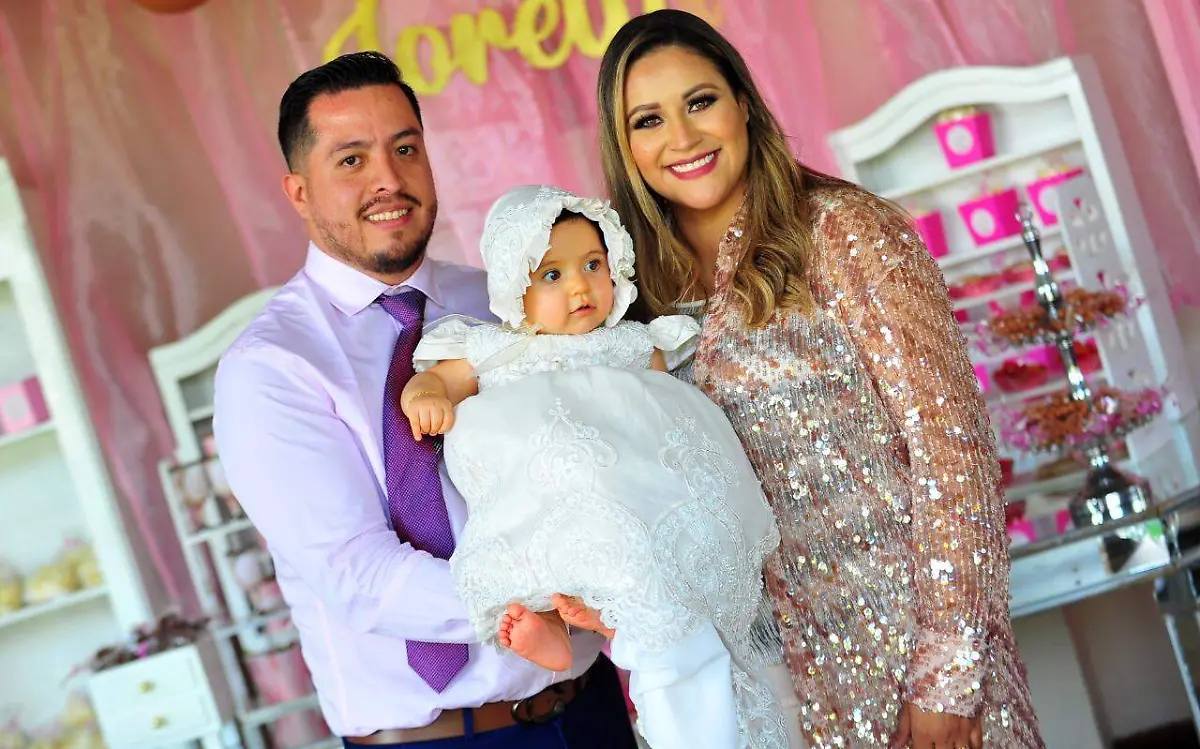 Armando Neri Hidalgo y Betsy Rubí Hidalgo Rosales, padres de la bautizada