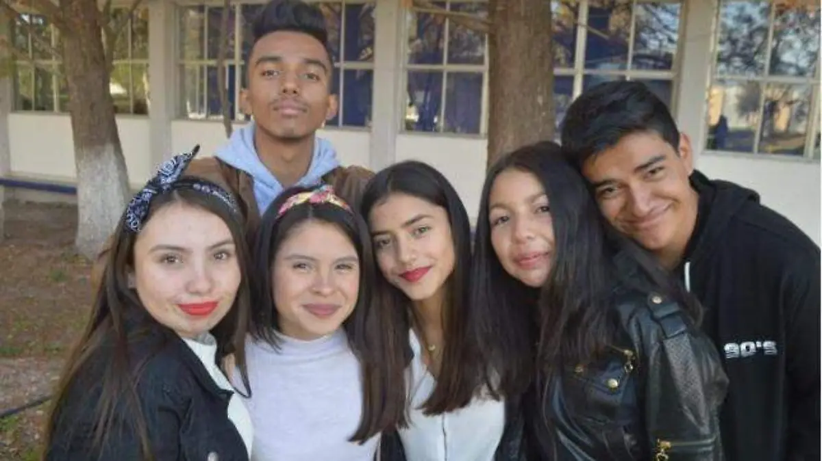 Entusiasta grupo de jóvenes