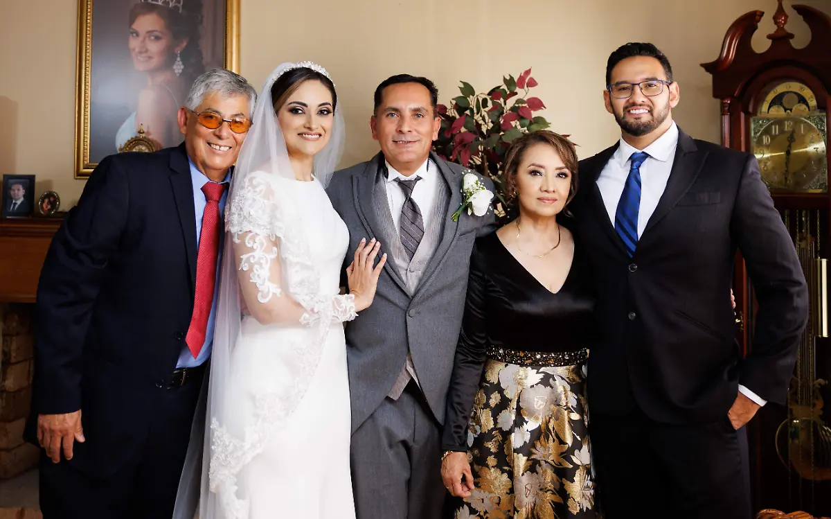 Los novios con la familia de ella