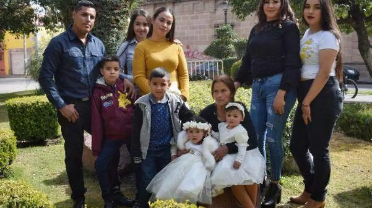 La totalidad de la familia de Romina Guadalupe y Renata Aileen