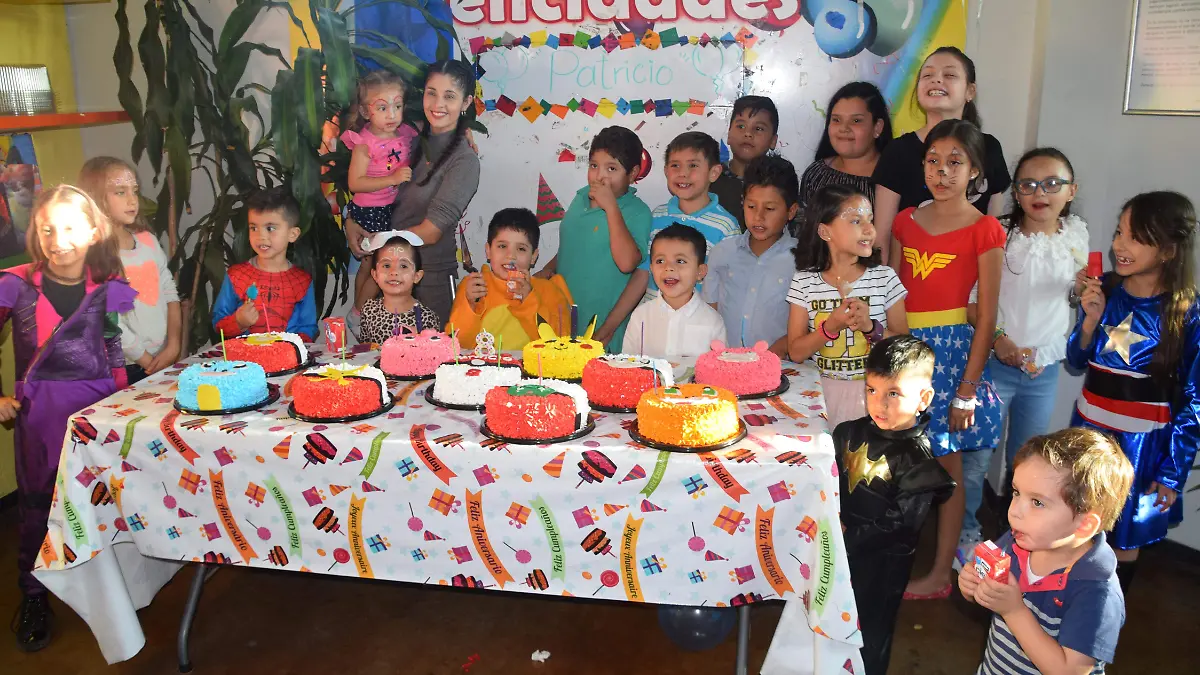 Y llego el momento de enromar las “Mañanitas” en honor el feliz cumpleañero Patricio