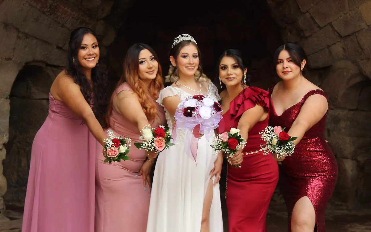 Las gentiles damas de honor, acompañaron a la feliz novia
