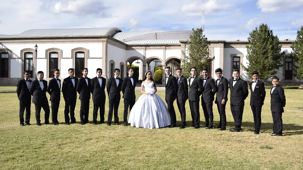 Con su cortejo de chambelanes la linda Alexa