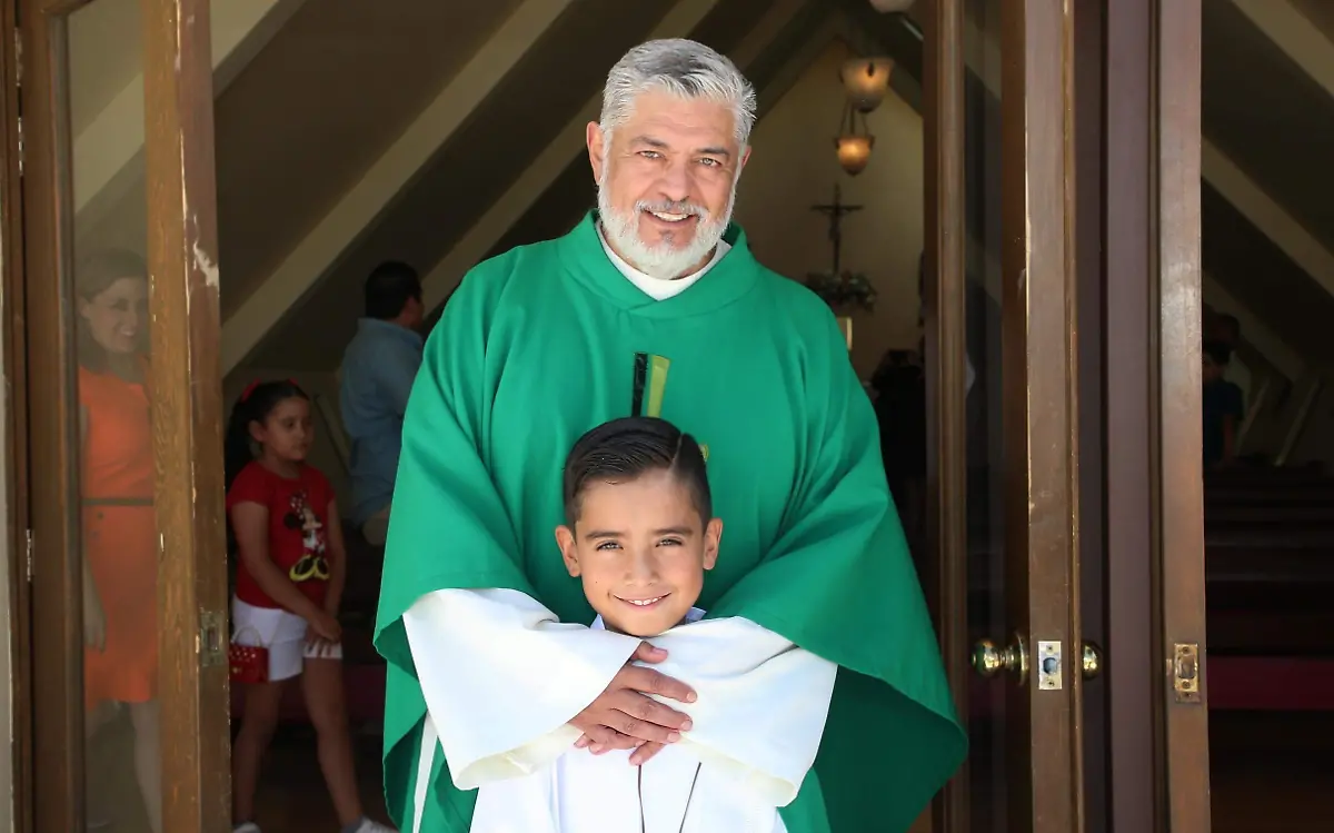 Realiza Gerardo Estupiñán González su primera comunión