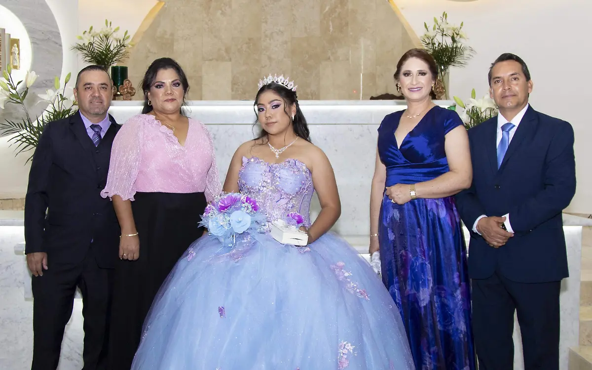 Papás y padrinos junto a la dulce quinceañera, Gloria Silvana