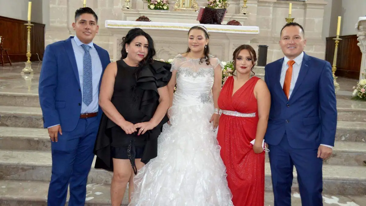 Papás y padrinos de Camila, en sus Dulces 16