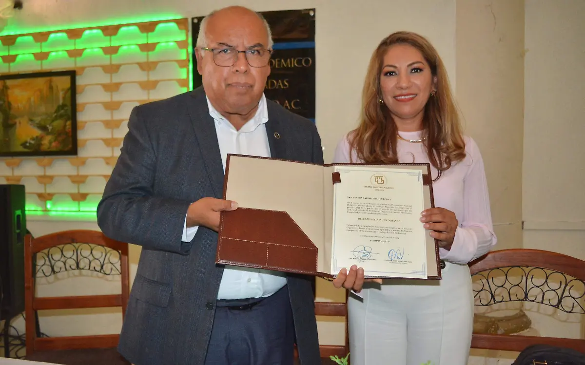 Entrega del nombramiento de delegada estatal, por parte de J. Manuel Fajardo