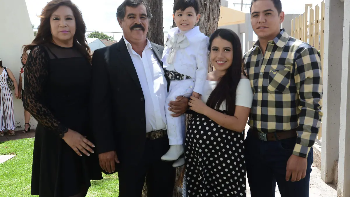 Maestra Patricia Ibarra, Gerardo Concha, Sandy Concha y Oscar Reyes, padrinos y papás del guapito Oscar David, el día que lo presentaron ante el Señor