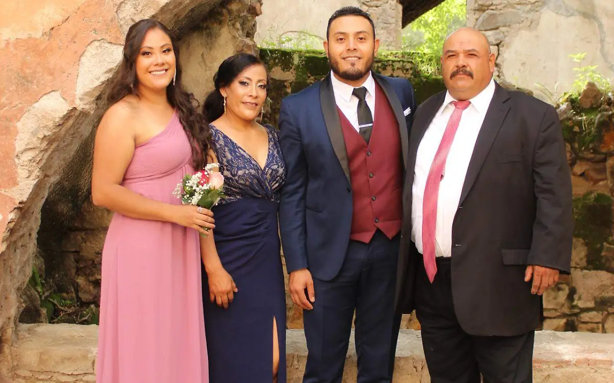 Hermana y papás del feliz contrayente