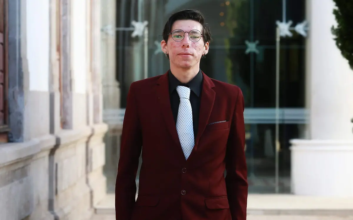 Se gradúan de la carrera de GIEC de la UTD