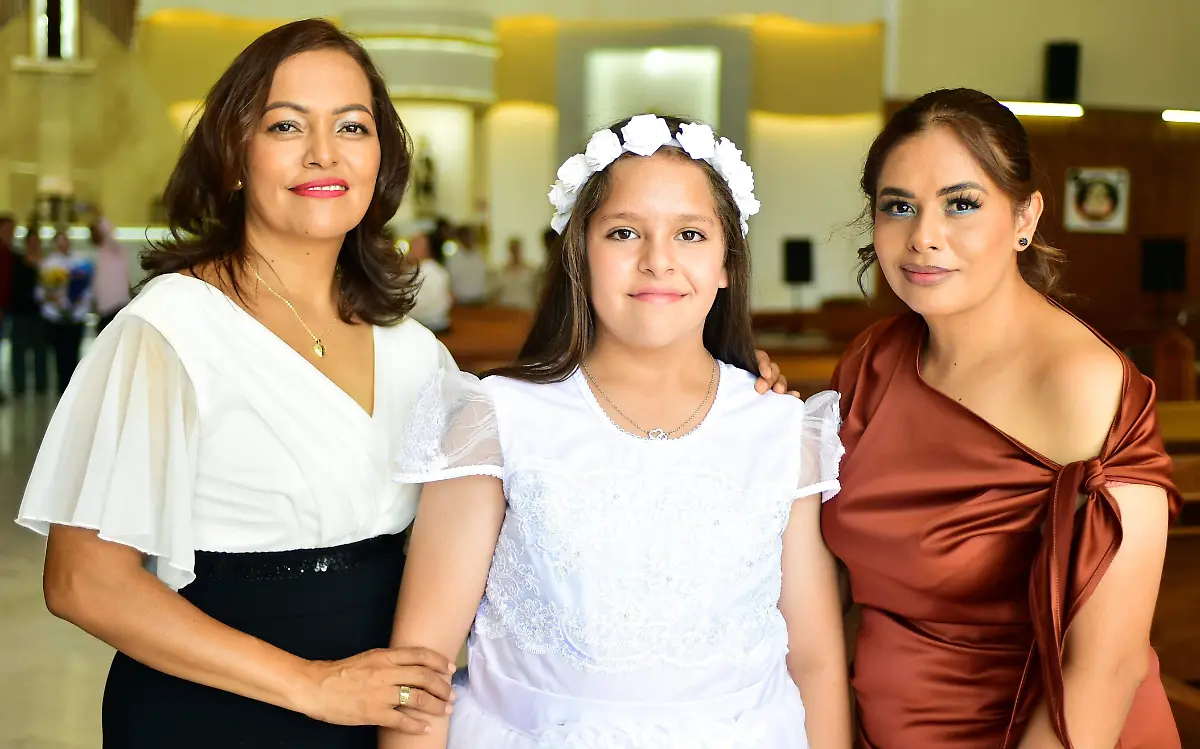 Esmeralda Melchor López recibió por primera vez la sagrada Eucaristía