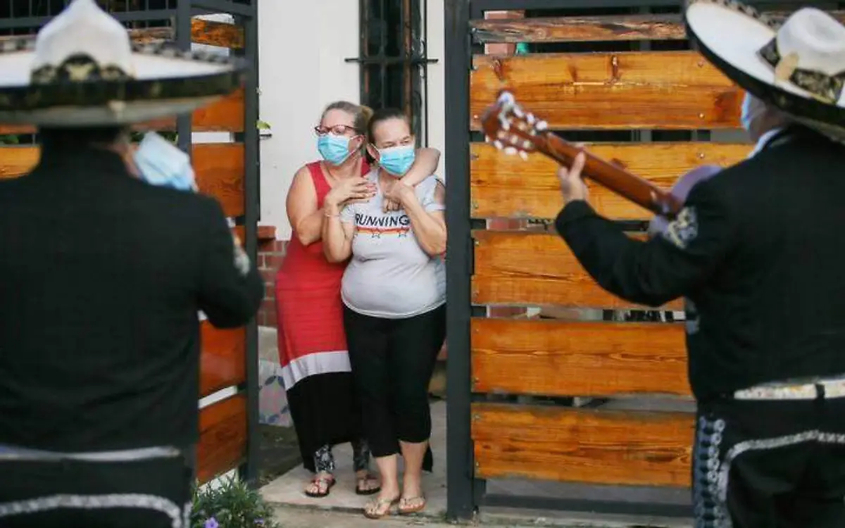 Mariachis ofreciendo serenata