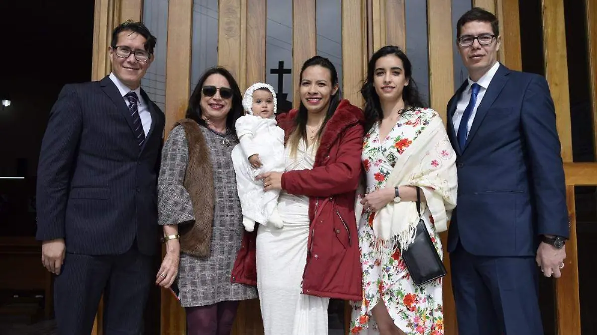 Padres y padrinos junto a la nueva hija de Dios, la dulce Alexa Sofía Quezada Salas