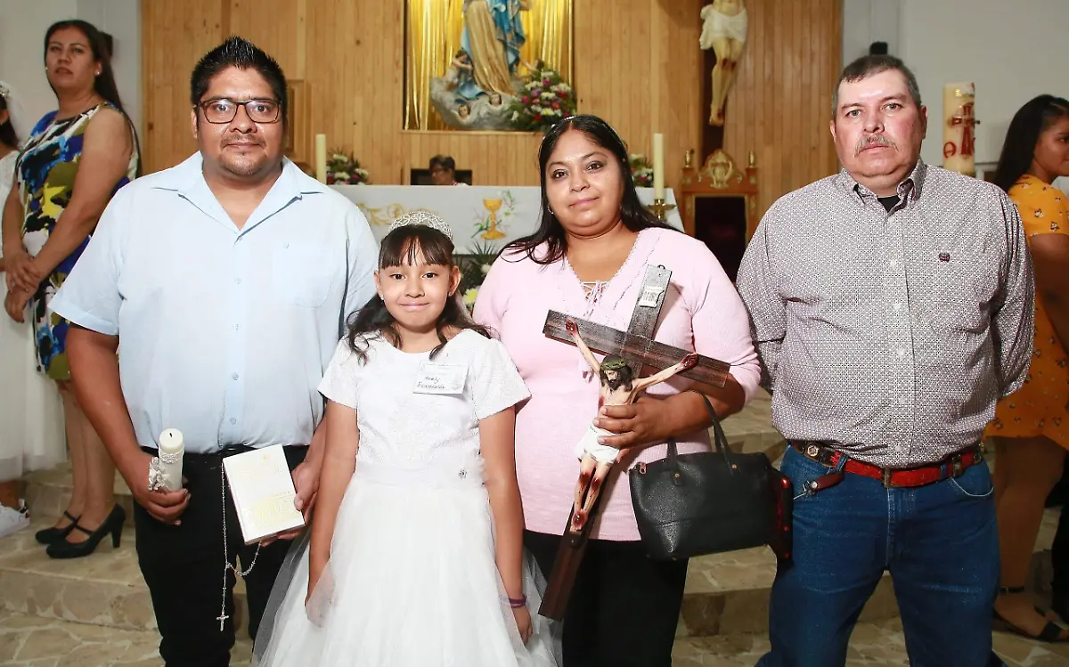 Recibió la sagrada Eucaristía Arely Esmeralda
