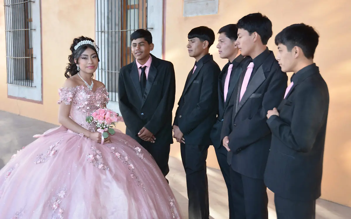 Cumplió sus xv años Yucelmi Flores Rodríguez