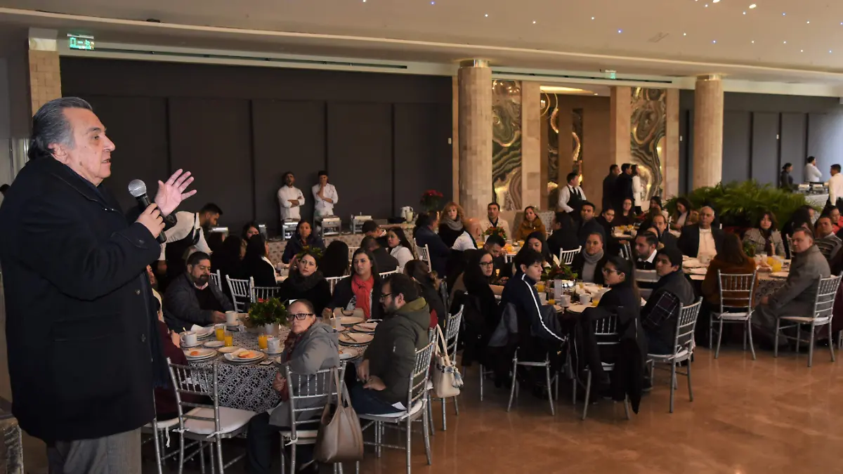 Pronunciando su mensaje el titular de la SEED Rubén Calderón