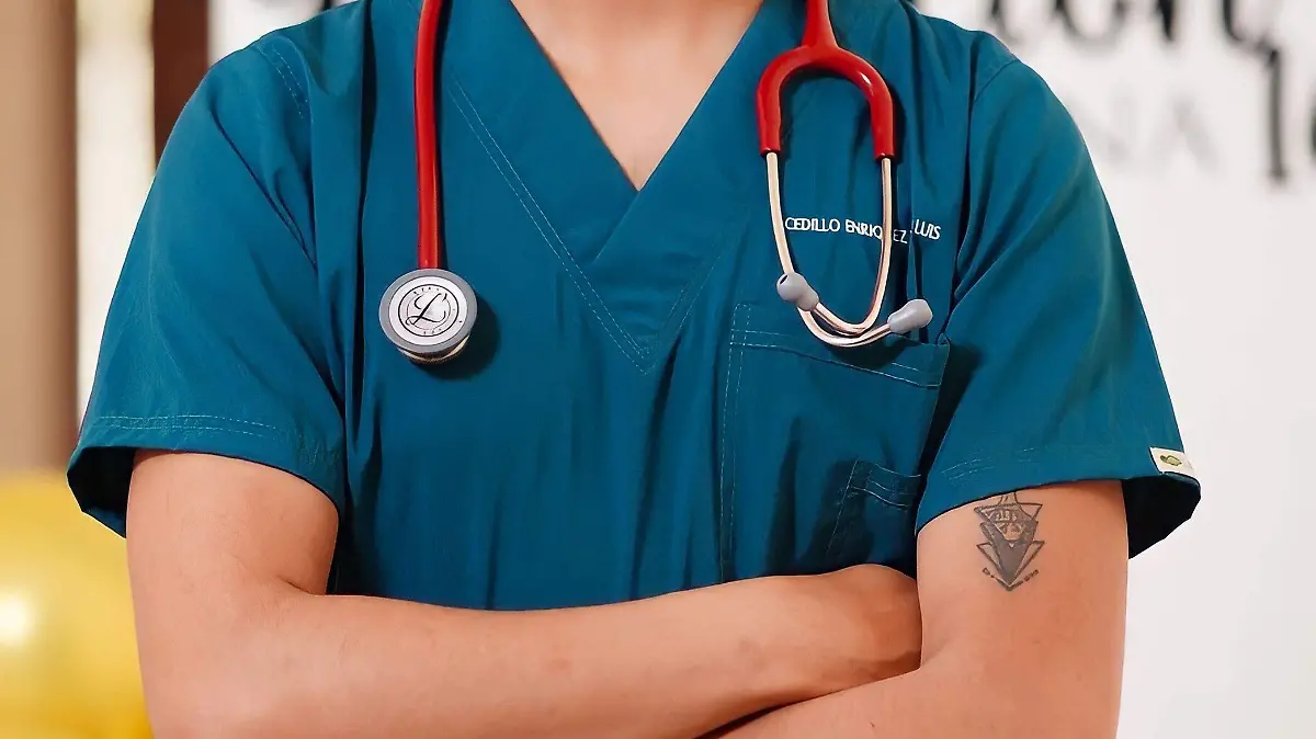 Juan Luis Cedillo se gradúa de médico general