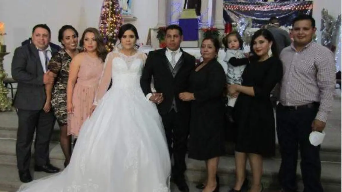 La familia del novio felicitó a la enamorda pareja. DMEV