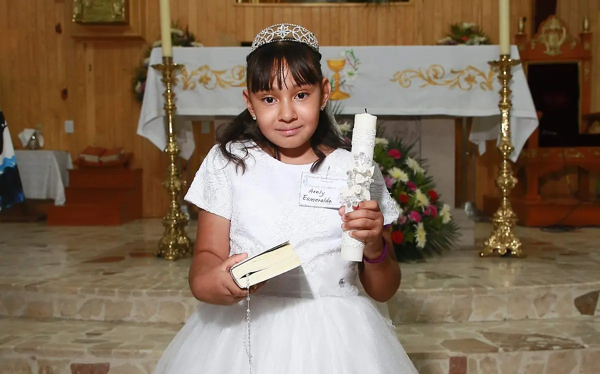 Recibió la sagrada Eucaristía Arely Esmeralda
