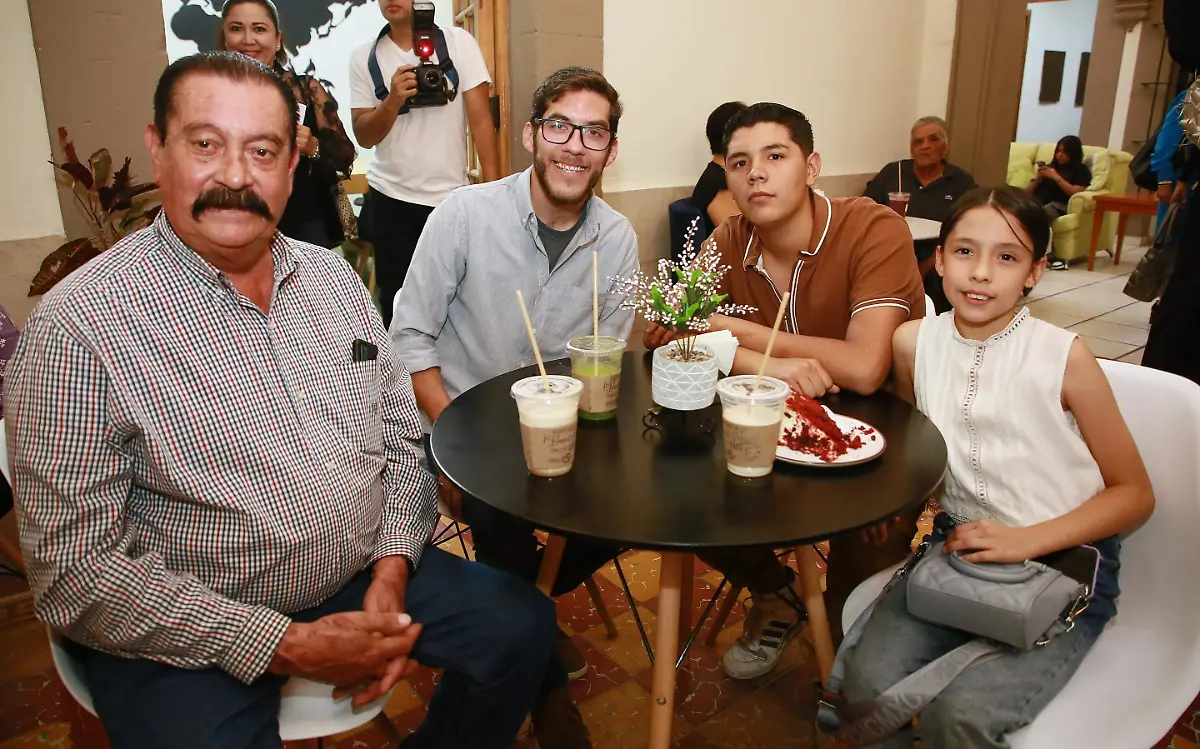 Comparten un momento agradable en café en “La Mina”