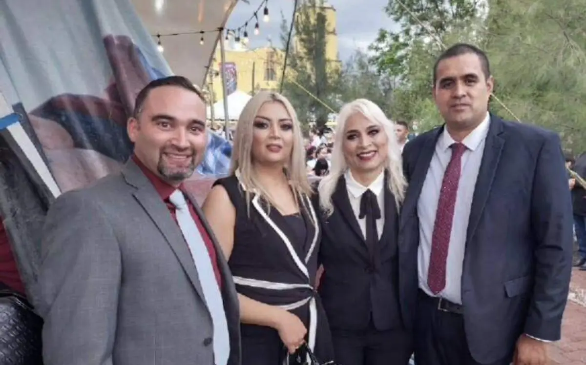 LA ALCALDESA C.P. NORMA ELIZABETH SOTELO OCHOA AL LADO DE SUS HIJOS