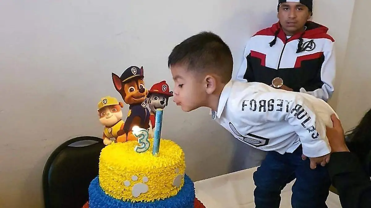 Al momento de apagar la velita que representa su cumple numero 3, el feliz Javier