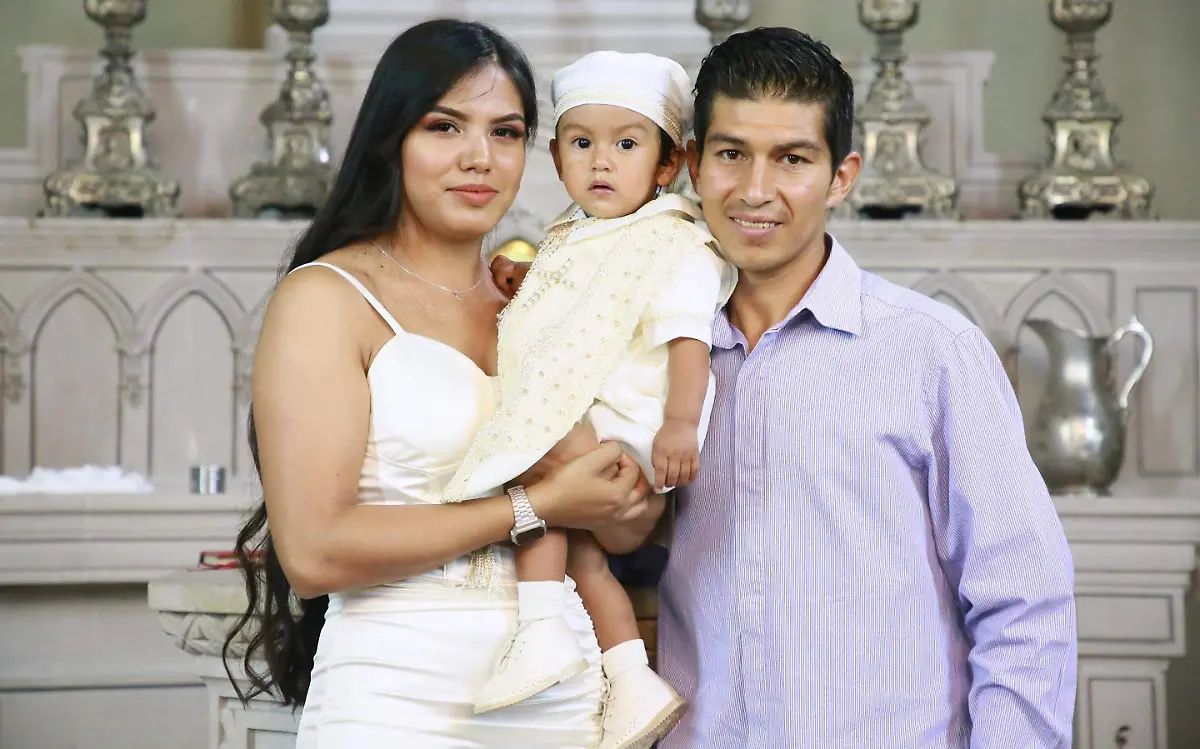 Recibe el primer sacramento Liam Emir