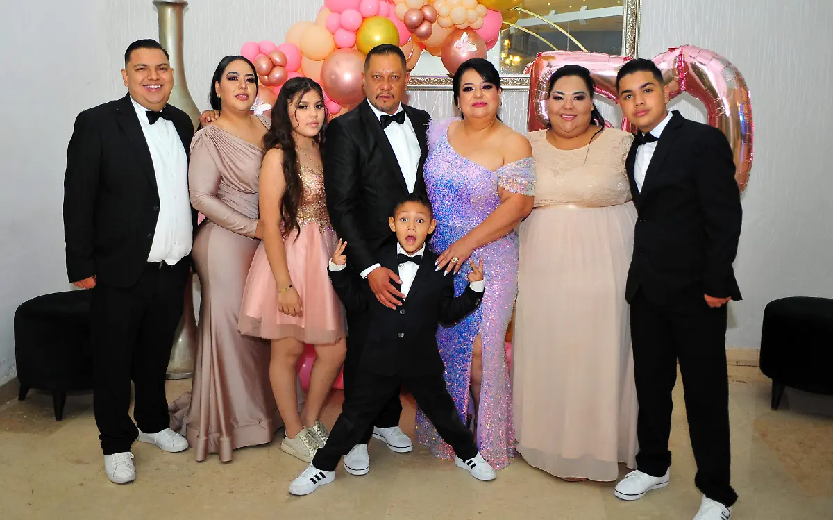 Celebra Mónica Martínez Robles su cumpleaños número 50