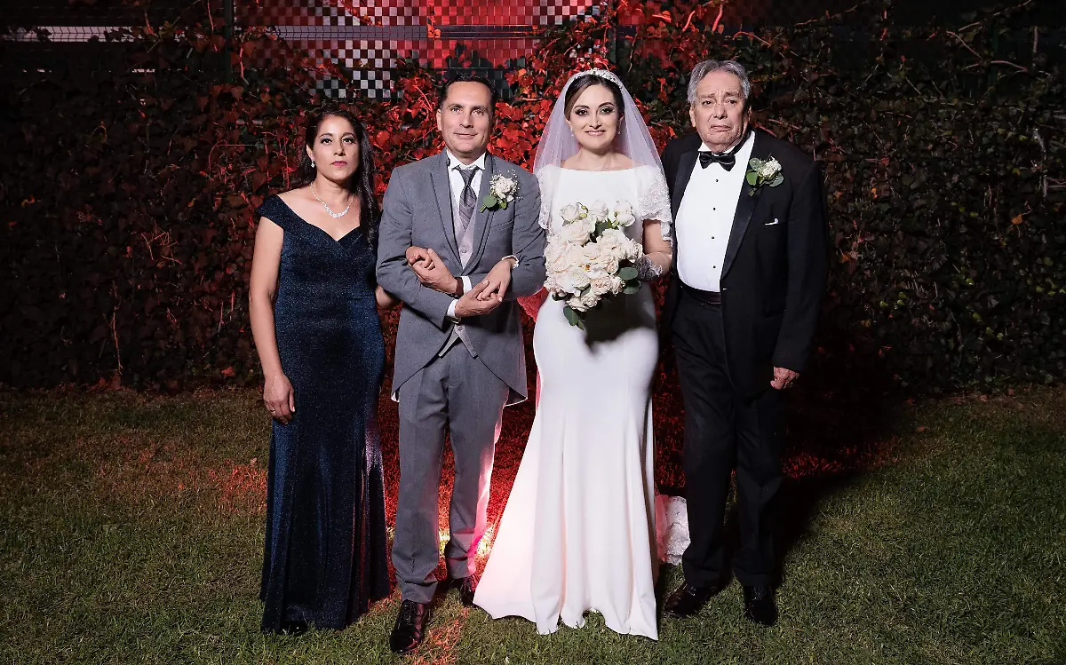El papá de la novia y su esposa los felicitaron