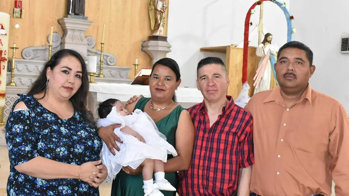 Fátima Belén recibe ceremonia de bautizo