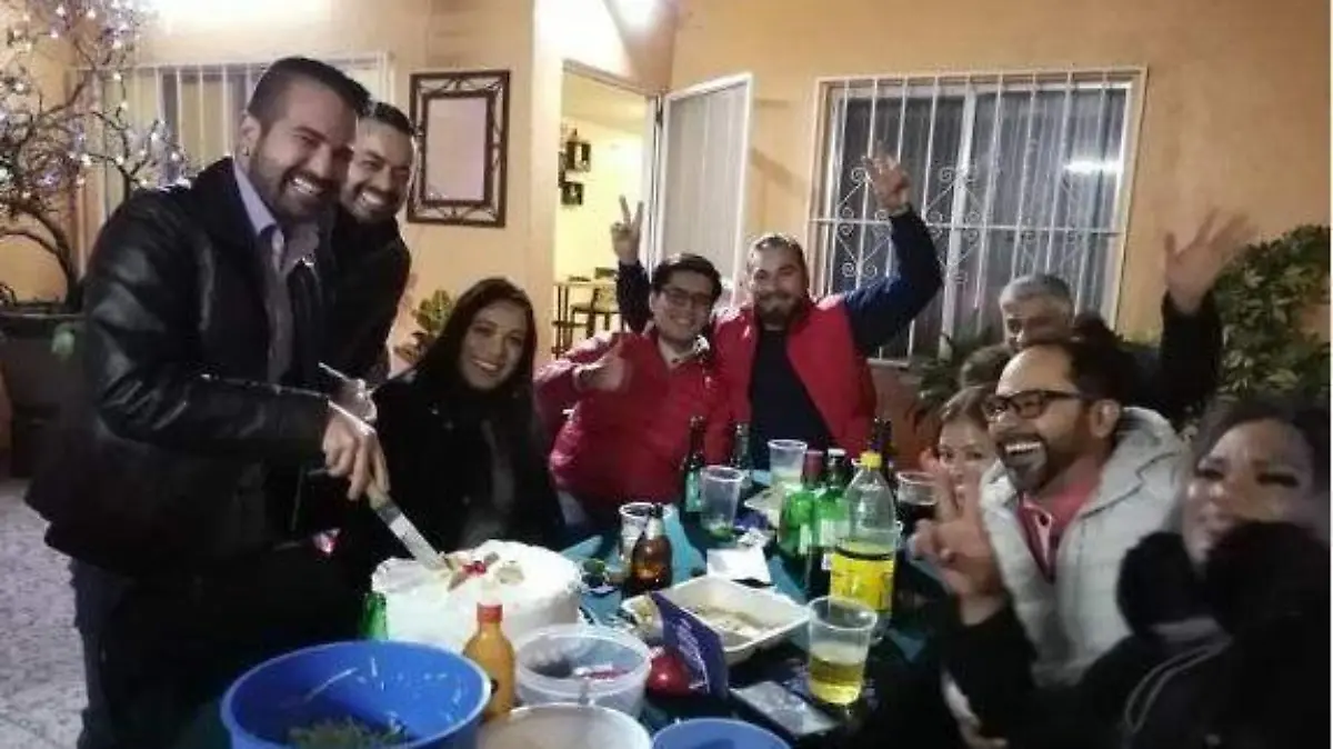 En casa le esperaba otra celebración con amistades