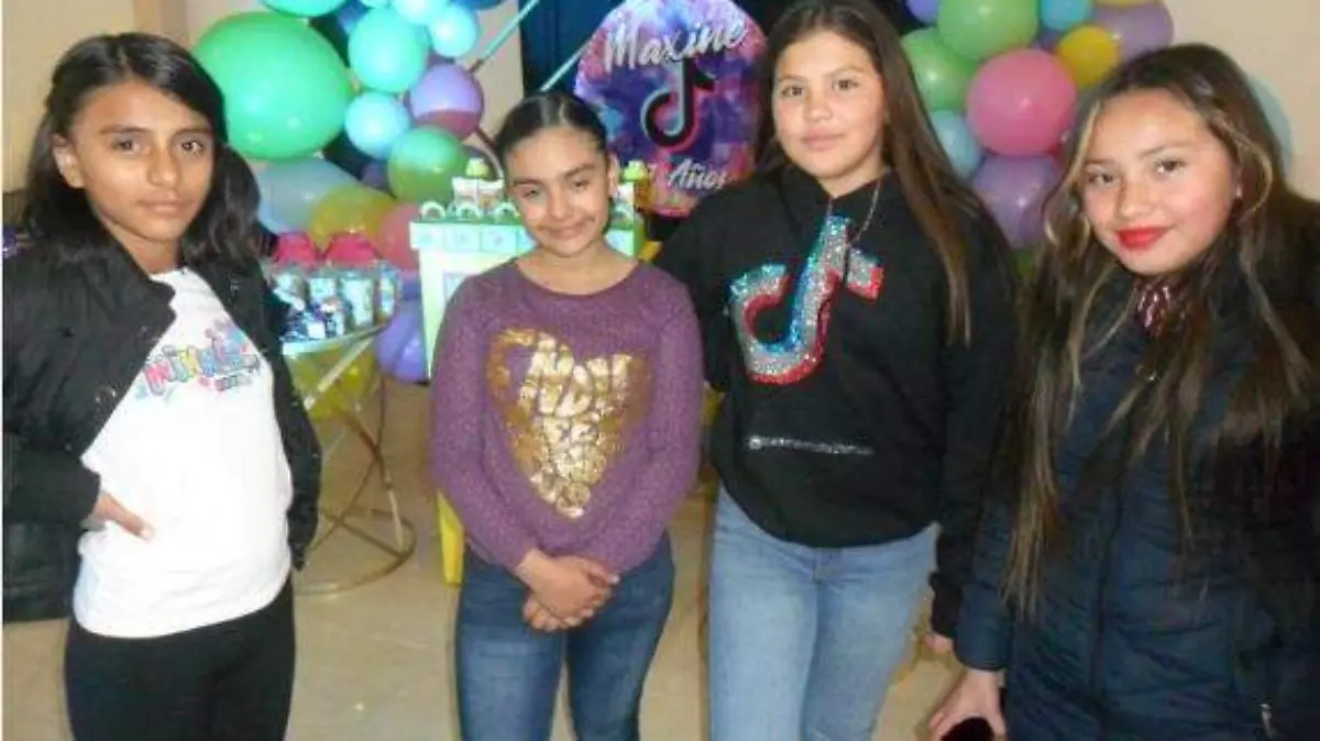 Amiguitas de Maxine que la estuvieron felicitando