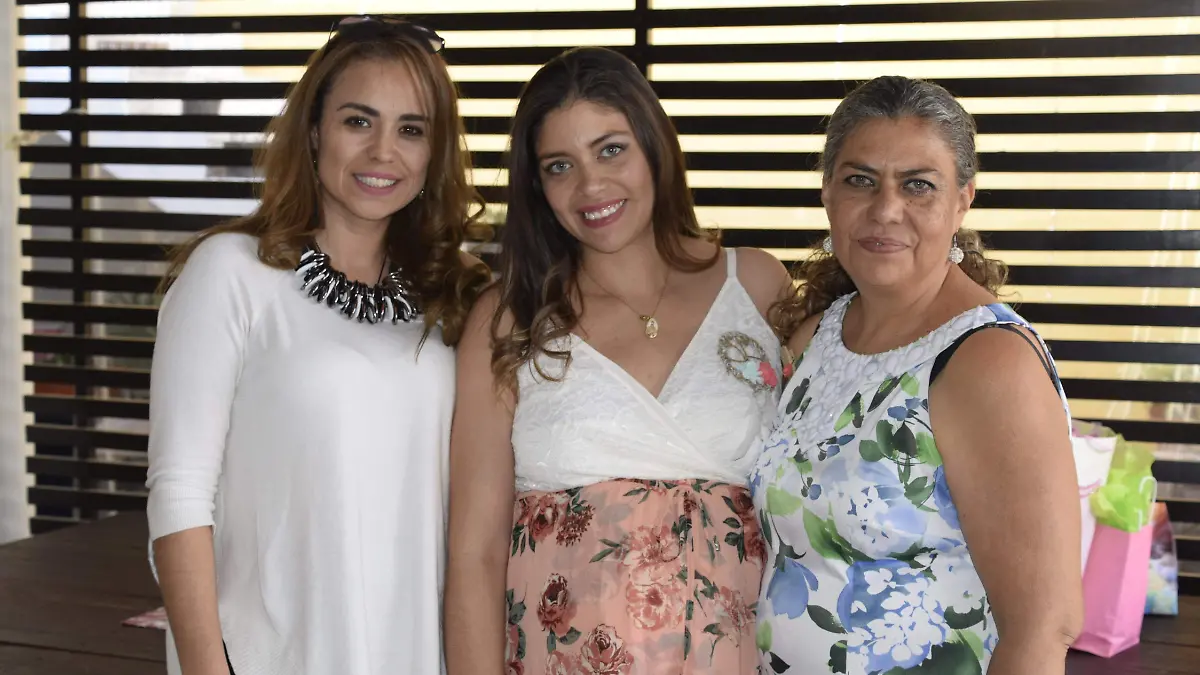 Organizadoras, Liliana Hernández Guzmán e Iliana López-Velarde, amiga y futura abuelita