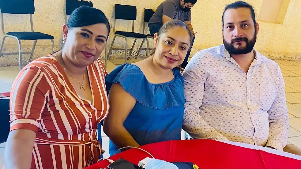 AMIGOS DE LA INGENIERA DALILA VALDEZ MONTELONGO EN AMENO CONVIVIO,