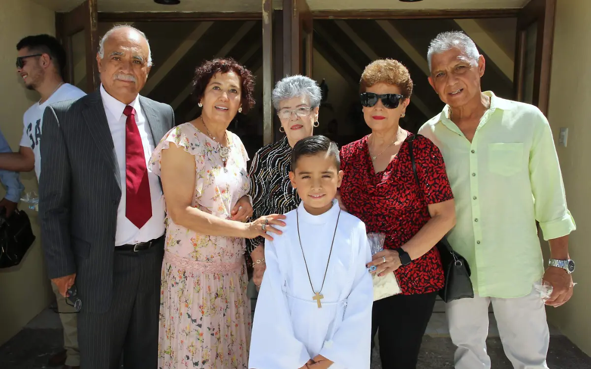 Realiza Gerardo Estupiñán González su primera comunión