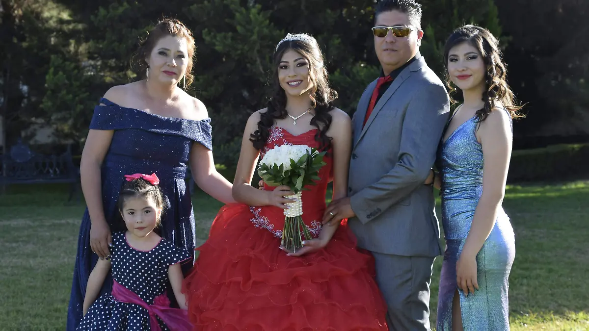 Padres y hermanas de la feliz Esmeralda Pérez Rivera, la acompañaron en sus quince años