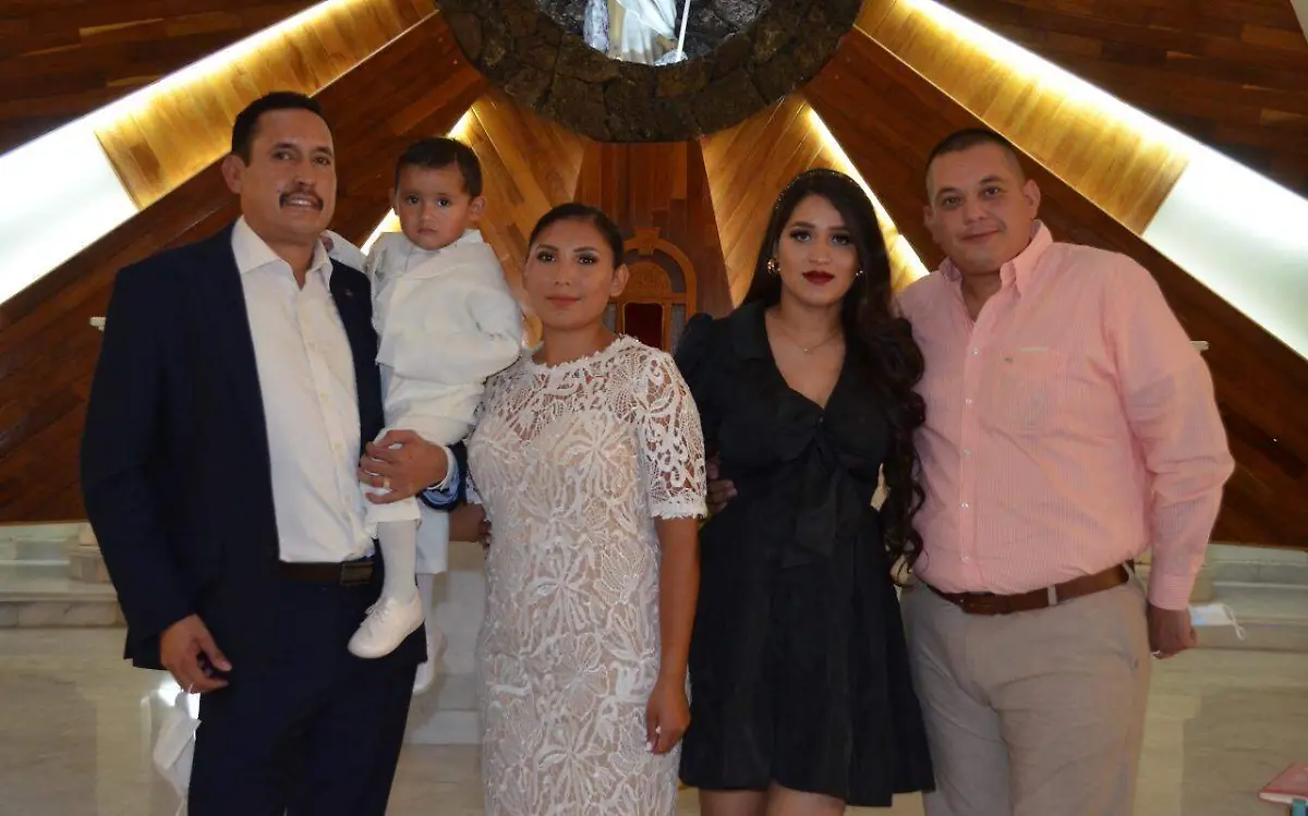 Papás y padrinos del guapito Fabián, en su bautizo