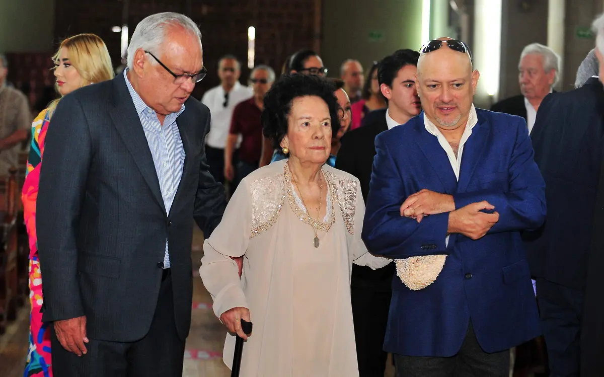 Celebra sus 100 años de vida Elfega Quiñones de Alanís