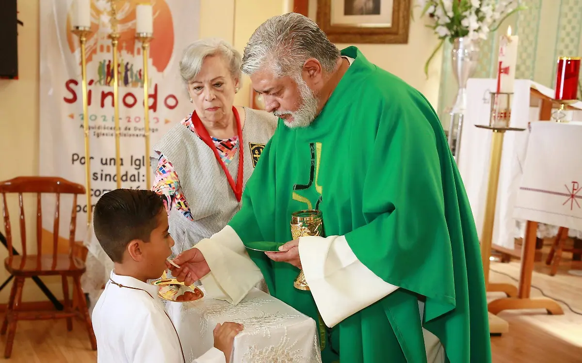 Realiza Gerardo Estupiñán González su primera comunión