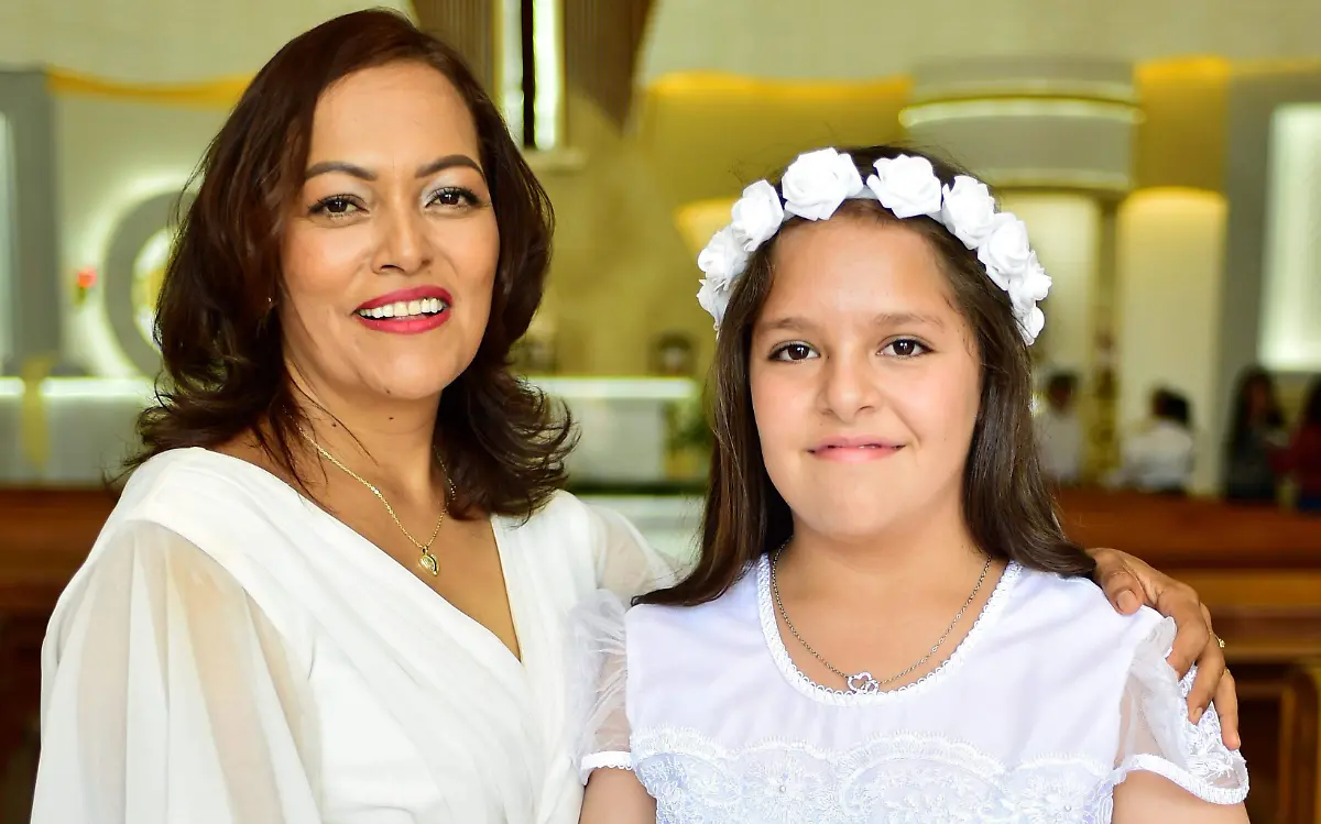 Esmeralda Melchor López recibió por primera vez la sagrada Eucaristía