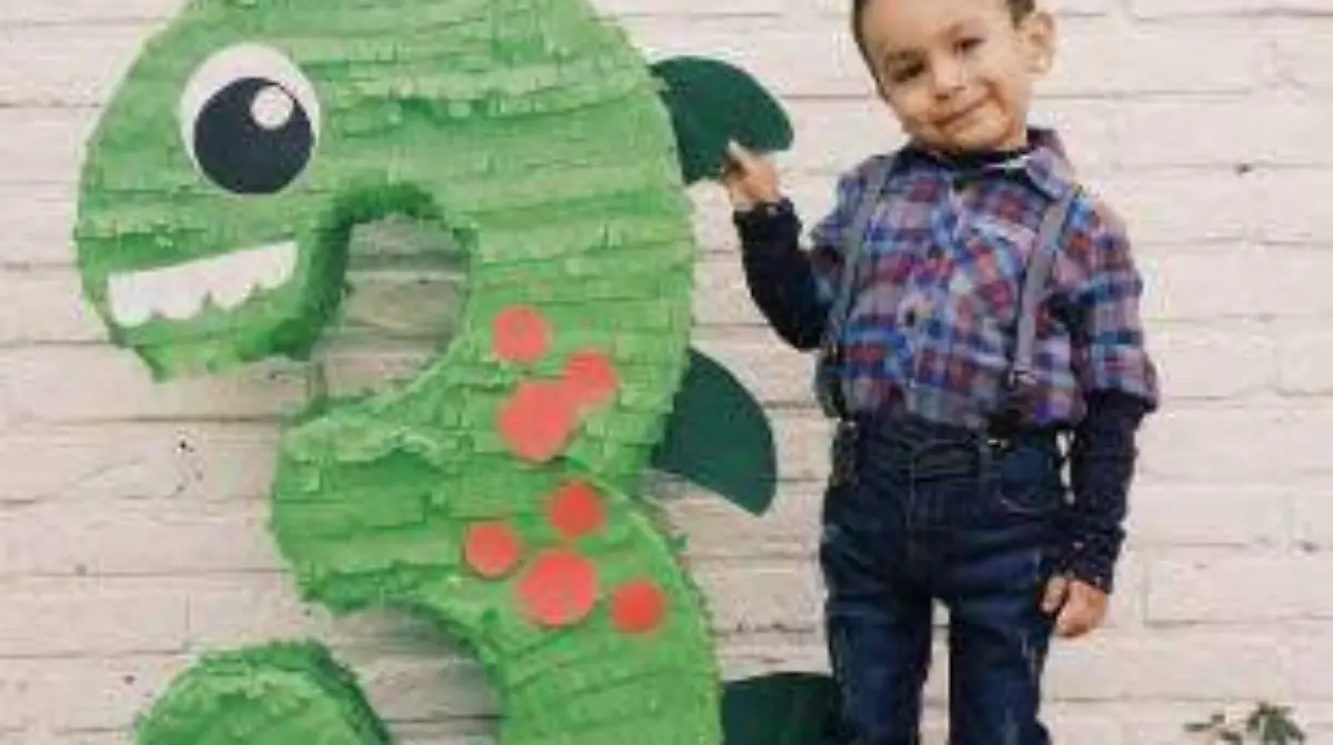 Leonardo con su piñata de “Dinosaurio