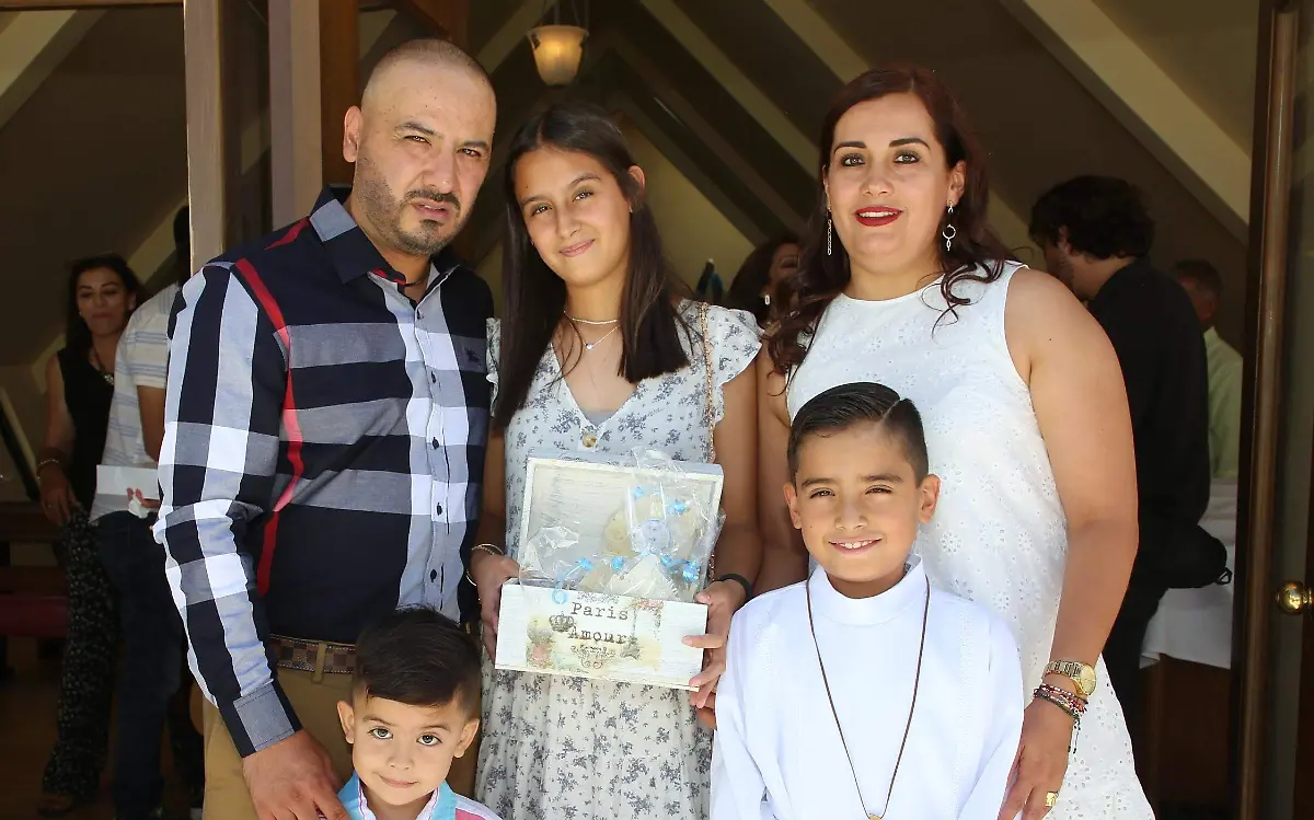 Realiza Gerardo Estupiñán González su primera comunión