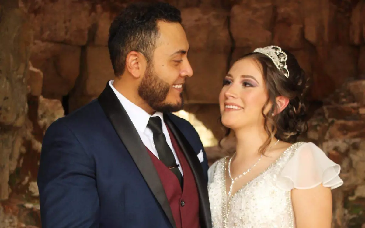 Carlos Iván Valencia Ochoa y Thania Elizabeth Torres Mena, en su boda civil