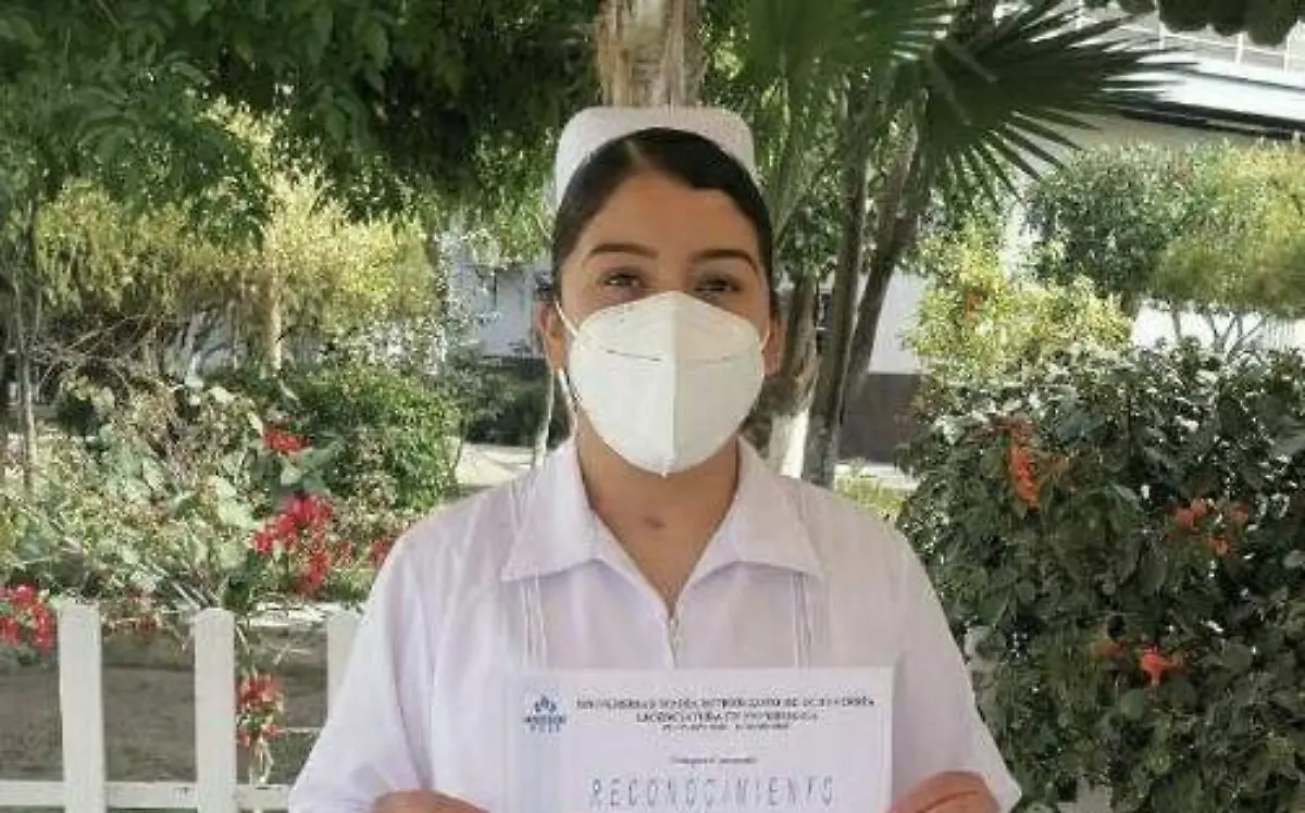 Feliz de recibir su cofia la nueva egresada enfermera Priscila Saray Castañeda Ontiveros